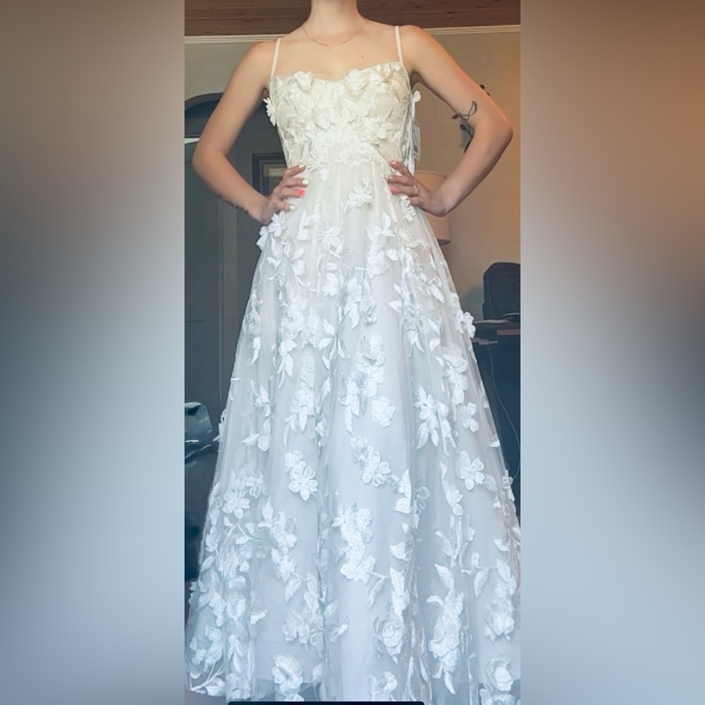 David's Bridal White Floral Lace Wedding Dress